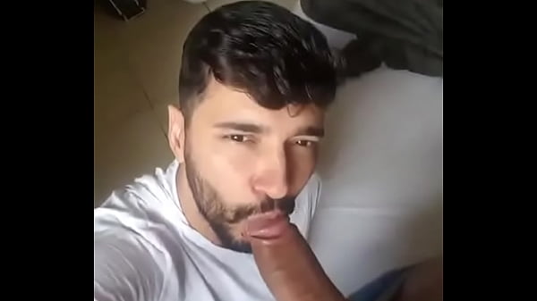 Download Video - Chico mamando verga grande