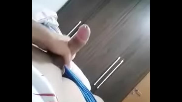 Estudante Mostrando o Pauzão Torto