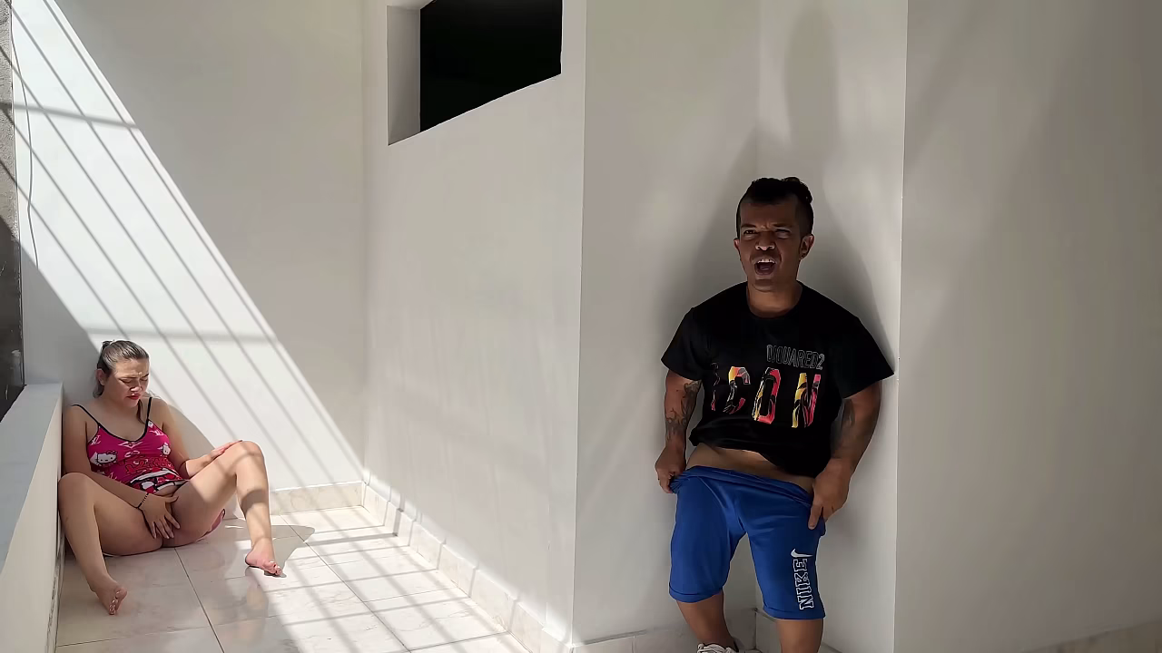 Me llevo la sorpresa de ver a mi culona hermanastra masturbarse as&iacute_ que decido verla hasta poder follarla fuertemente.