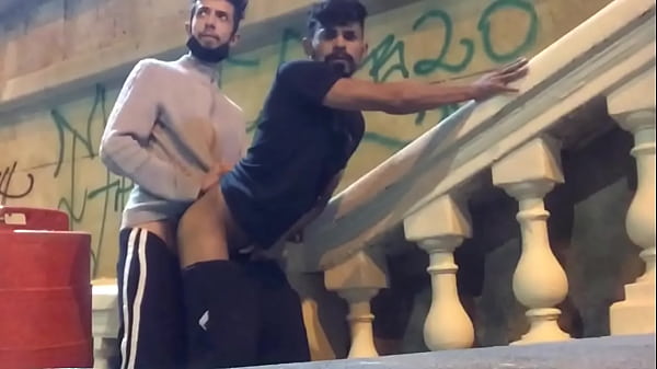 FUDENDO COM O NOVINHO DOTADO AO AR LIVRE