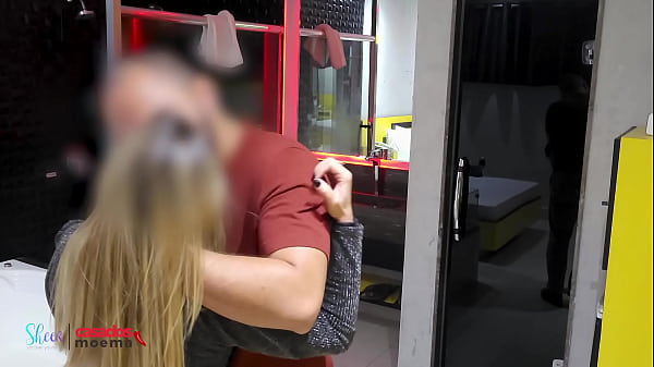 Marido corno assite sua esposa namorar beijos o amigo