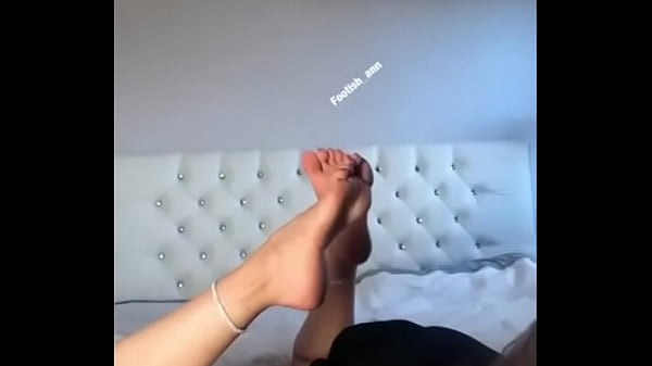 Dominatrix mostrando os pezinhos para os escravos