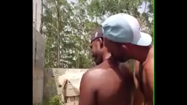 Download Video - Dois putos se pegando na constru&ccedil;&atilde;o abandonada