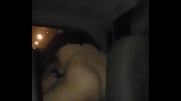 Marido dirigindo esposa sentando no dotado PODE...