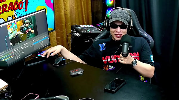 A Novinha mostrou a buceta no meio do Podcast, tava molhadinha, o Barraco pegou fogo! - Pápum no Barraco!