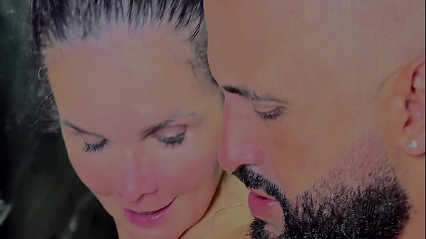 Download Video - Chupando a Milf Luiza Ambiel para ver se ela deixa eu foder o cu