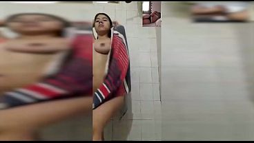 Download Video - Les muestro como me masturbo en la ducha mientras me ba&ntilde;o