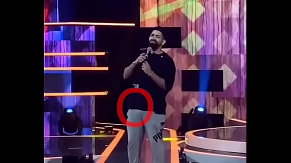 Dilsinho com rola meia bomba na calça moletom