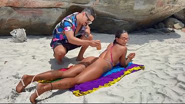 Me chamou pra praia pra me foder l&aacute; mesmo com v&aacute;rias pessoas olhando e ainda encheu minha buceta de leite