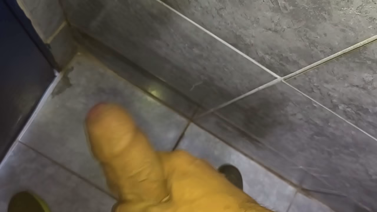 Punheta bem gostosa do corno no banheiro