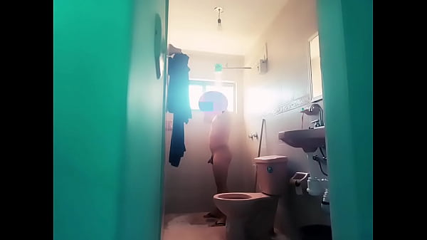 Depois de foder ele gravou meu vizinho no banheiro