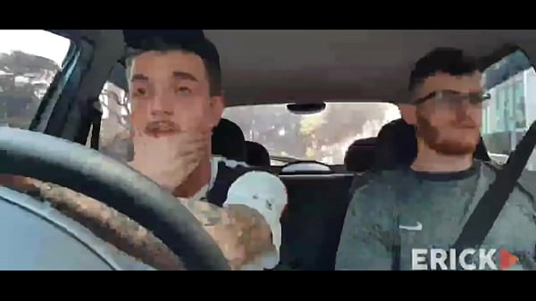 dois amigos batendo punheta dentro do carro no ...