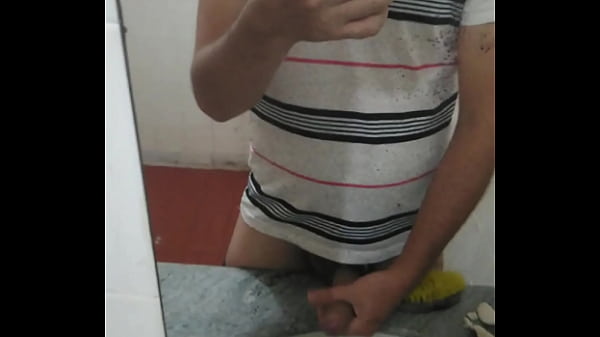 Gozando na pia do banheiro