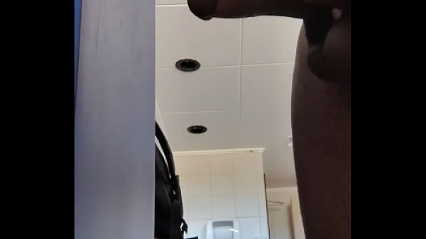 Quase levei um flagra exibindo meu pau no banhe...