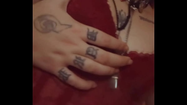 Je me caresse légèrement dans mon string et corset