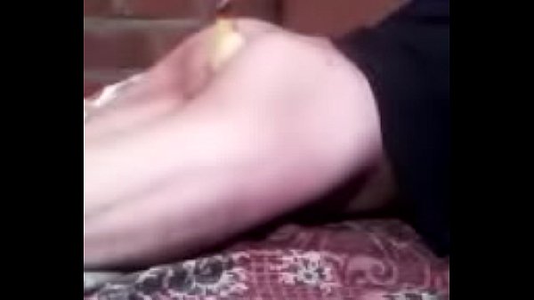 Gigante palo no le deja mover el culo