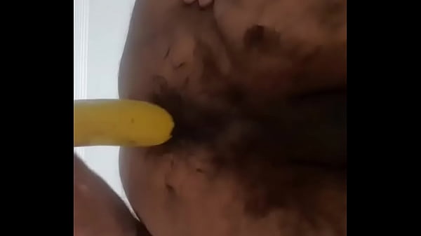 Fodendo a banana no cú