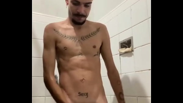 Download Video - Tomando banho de pica dura