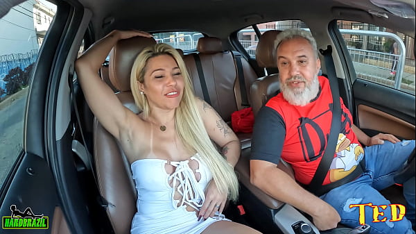 Monique Lopes, from Minas Gerais, getting ready on the streets of São Paulo while hitchhiking