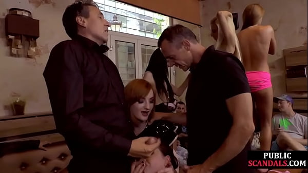 Salope Publique Pussylicking Dans Un Bar Bondé