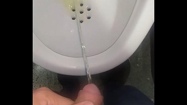 MY BOYFRIEND PISSING MEU NAMORADO MIJANDO MI NO...