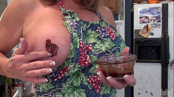 Mature housewife RaeHart - Oh, kitchen is a pure pleasure!