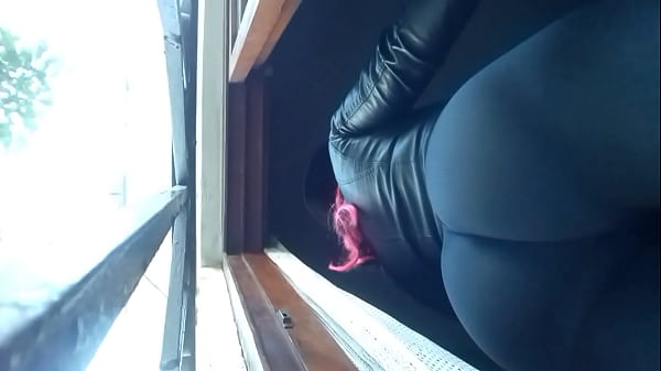 Culo en calza sacando x la ventana 6