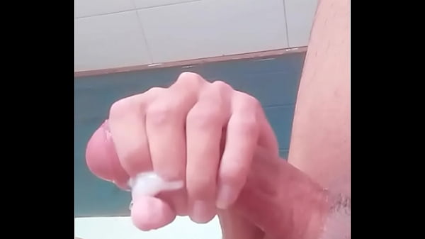 Download Video - Novinho gozando no banho