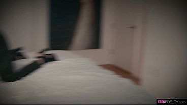 A novinha do interior do RJ Thai Kalifa gozando muito com duas picas na buceta ao mesmo tempo