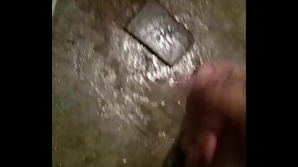 En la ducha me jalo la verga