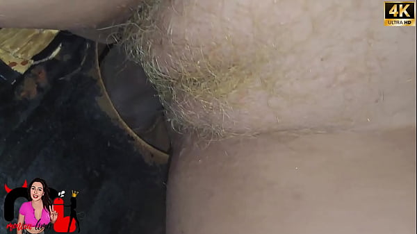 Gostosa casada vai no swing, entra na cabine e ...