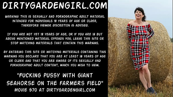 Putain De Chatte Avec Un Hippocampe Géant Sur Le Champ Des Agriculteurs Dirtygardengirl