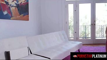 Érett nők osztoznak egy férfin egy forró hármason