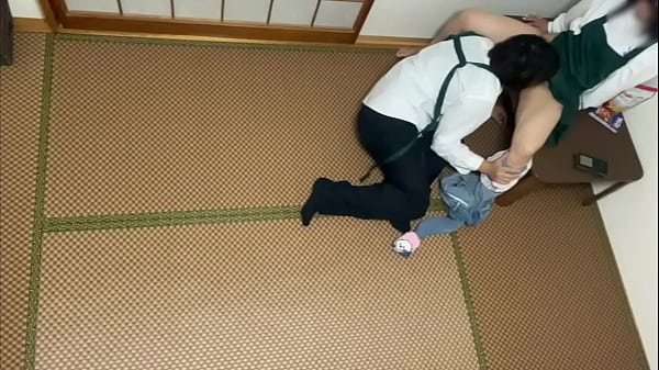 "Ah, there... no..." In the break room at my part-time job, my part-time leader said he would give me a massage, and gradually...