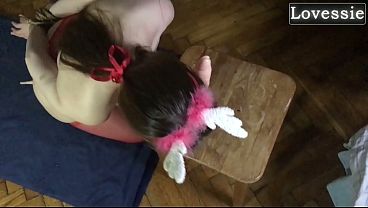 クリスマスに2本の長いペニスを従順にディープスロートする熟女へのフェイシャル - Lovessie