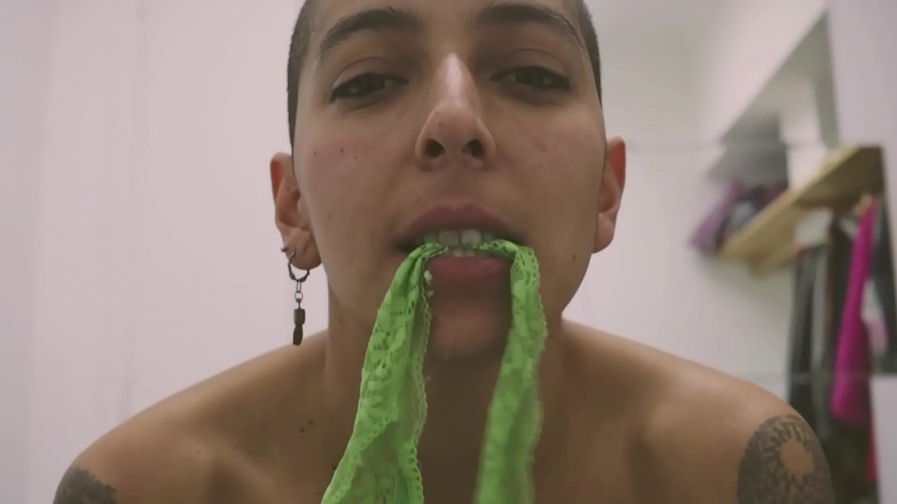 ¡Chica bajita tatuada con cabello verde hace un striptease caliente!
                   tattoo strip tease dancing new shorts hispanic small height muchos negros