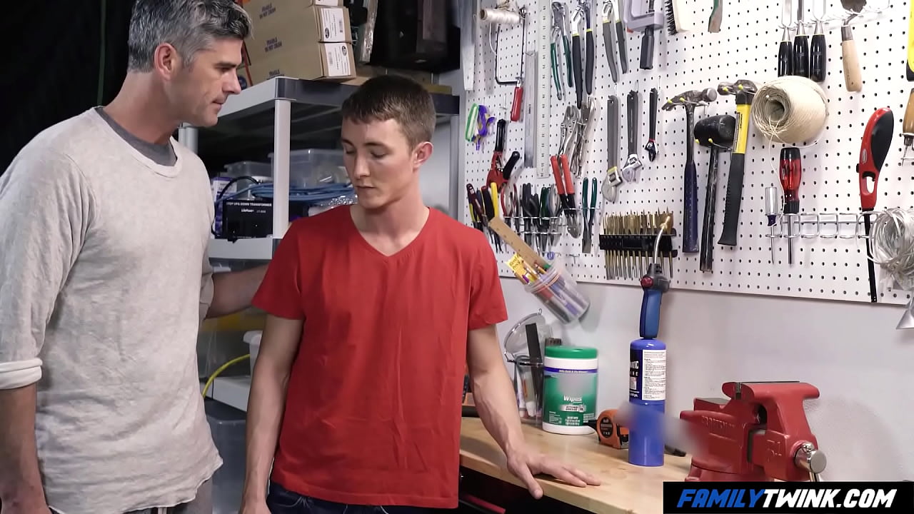 FamilyTwink - Padrastro le muestra a su hijastro su herramienta más eficaz
                    sucking skinny oral doggy missionary pounded homosexuals deep anal hot gay anal training show up gay stepdad small gay hotson gay son gay secrets hotdad familytwink mechanic tools muchos negros