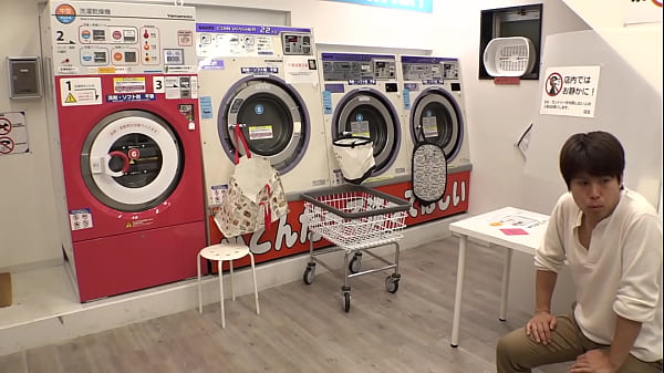 Alone with a beautiful woman in light clothes at a coin laundry. I can't stand the chillerism of a woman who is careless ...[Part 3]