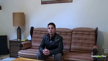 Ryan Jamison se masturba en el sofá en porno gay
