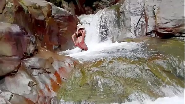 Download Video - Lilyan toma un ba&ntilde;o  al aire libre deseosa de sexo