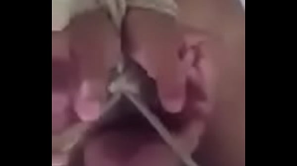 Ich Stecke Meine Finger In Sie Hinein, Während Sie Gefesselt Ist