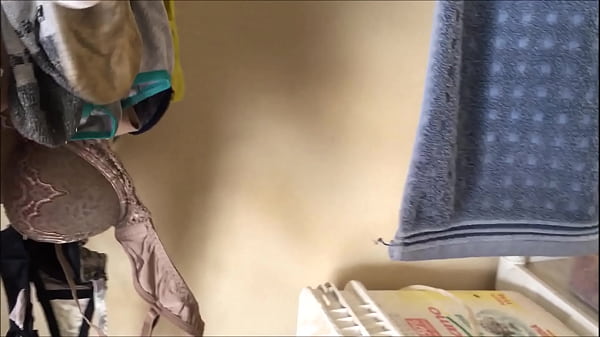 Download Video - Cdzinha LimaSp na casa de um amigo de trabalho sozinho aproveitei para ir ao quarto da suzana filha dele de 23 anos