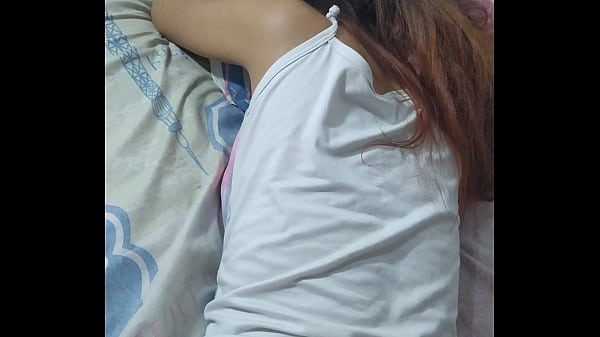 Download Video - Morena Hermanastra siente que algo grande esta entrando dentro de su co&ntilde;o&comma; vaya sorpresa&comma; es la enorme polla de su hermanastro