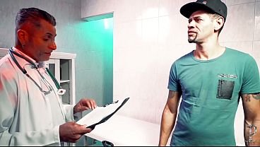 Medico tard&atilde;o gosta de dar para seus pacientes