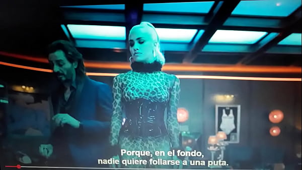 Lali Esposito mostrando lo gatita que es