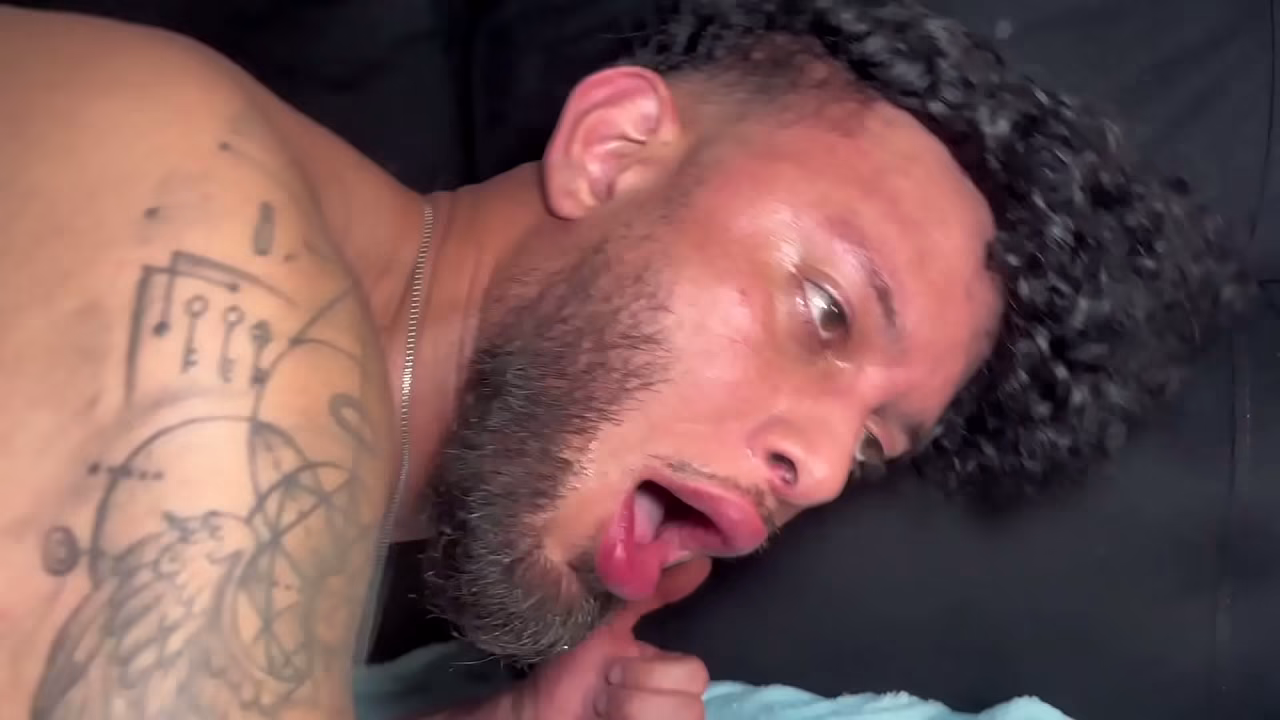 Dois putos dotados brincando com o cuzinho do baixinho gostoso, teve at&eacute_ DP e v&aacute_rias leitadas .