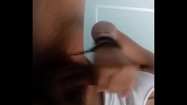 L'homme Gémit Jusqu'à Ce Qu'il Jouisse À La Fin, Il Fait Beaucoup De Lait