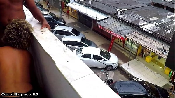 FUDENDO WITH ENDORSED NEGRO ON THE BALCONY OF MY APARTMENT AT RECREIO WHILE PEOPLE WALKING DOWN THE STREET DOING CHRISTMAS SHOPPING
