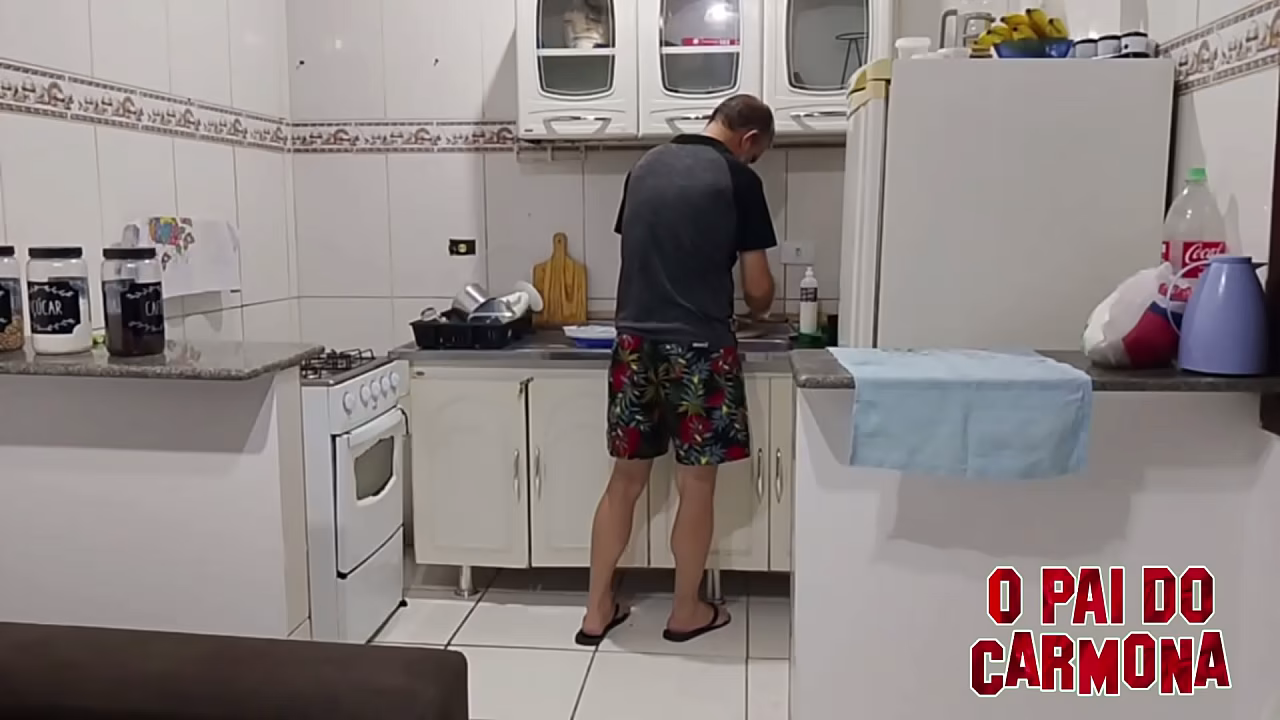 coroa sozinho peladao na cozinha