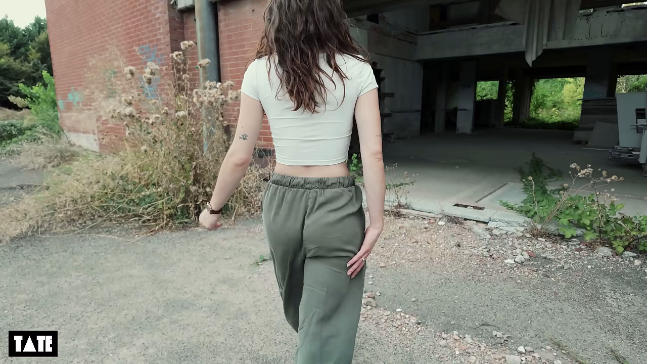 Una cita de exploración urbana se convierte en sexo público furtivo con una morena sexy.